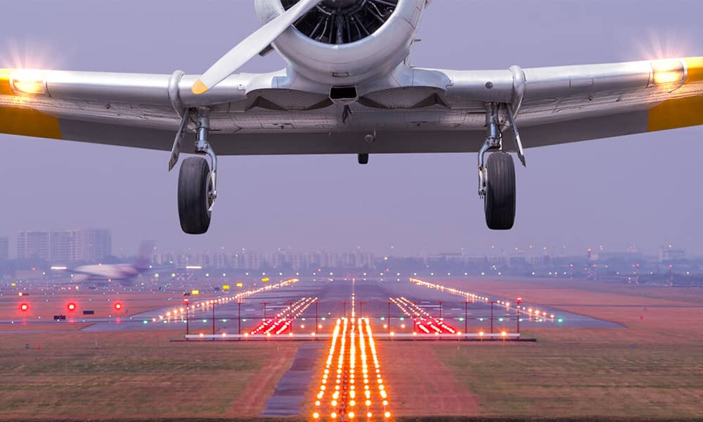 کنترل چراغ باند فرودگاه توسط خلبان